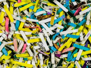 Akten vernichten: Akten werden zu lauter kleinen Papierschnipseln verarbeitet