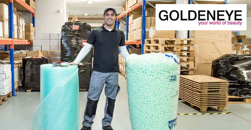 Versandprozesse bei Goldeneye: besitzer steht im lager zwischen Füllmaterialien von RAJA