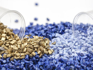 Zwei Glastuben sind mit Plastik Granulat in gold oder hellblau gefüllt. Sie liegen auf dunkelblauem Granulat.
