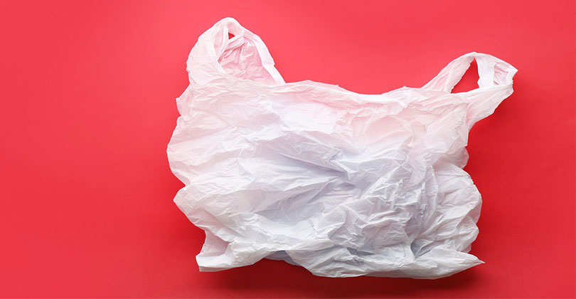 Plastiksackerlverbot in Österreich: Weiße Plastiktasche auf rotem Hintergrund