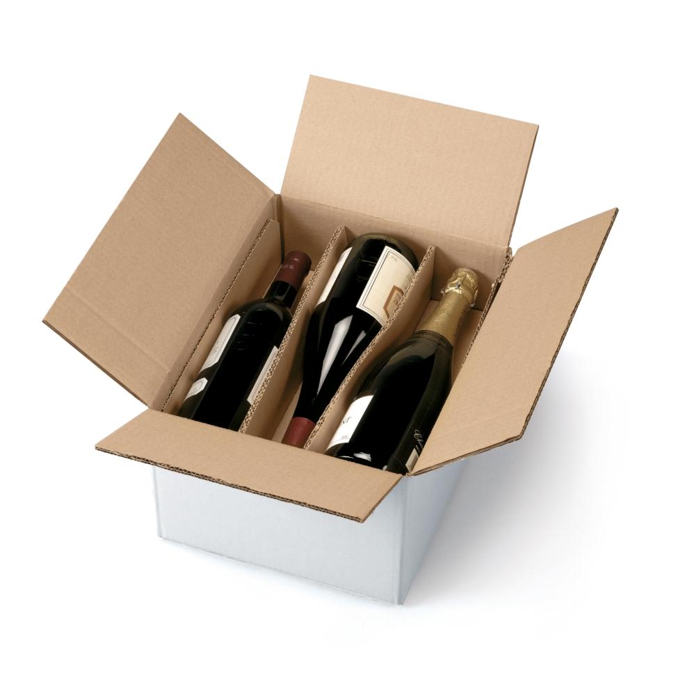 Weißer Flaschenkarton mit Karton-Trennstreifen zwischen den drei verpackten Flaschen